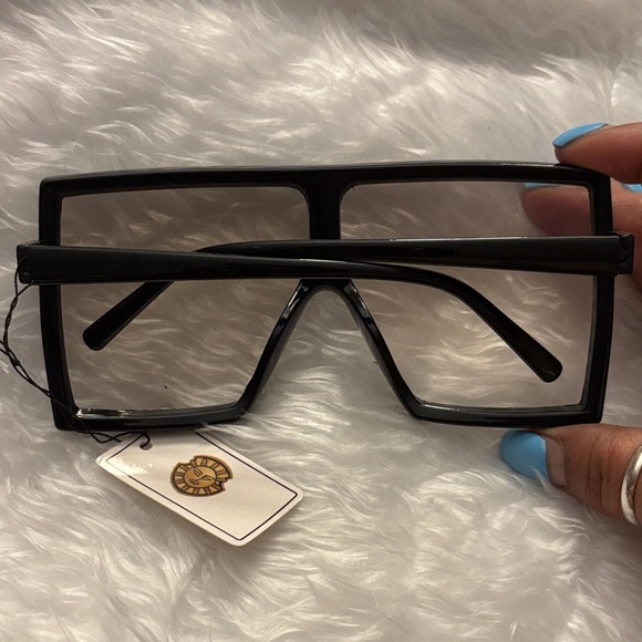 Stylish Black Oversized Sunglasses - Picture 3 of 3